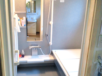 浴室の施工後です。 断熱タイプ浴槽で、床は水はけもよくなりました。 手摺り兼用スライドシャワーバーを設置しました。