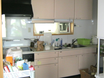 キッチンの施工後です。 タカラのキッチンを使用しました。ＩＨ調理器、吊り戸棚アイラック収納も完備です。 手前の家電収納食器棚は施主様が用意したものです。