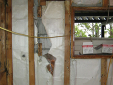 キッチンの施工中です。外壁面になるので断熱材は入れ替え、窓も取り替えます。