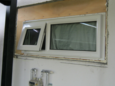 居間窓の施工中です。 サッシには三協立山アルペンⅡ、高断熱ガラスを使用しました。