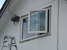 2階窓の施工中です。 ブロック住宅でも、規格寸法で取り替え可能な部分も有ります。 オーダー寸法でも既存のサッシをうまく撤去する事で、内外部の補修を最小限にすることが出来ます。