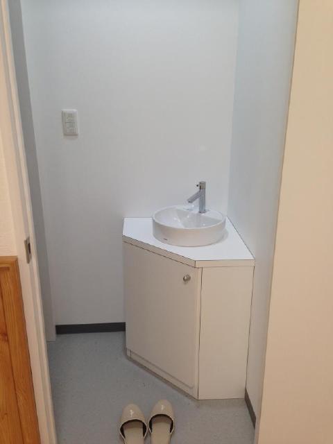 トイレ前室の手洗器は、コーナーを使いコンパクトにしました。