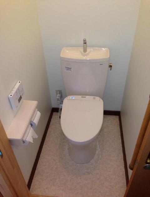 トイレ横の廊下の空スペースに少々狭いですが、もう一つトイレを増設しました。