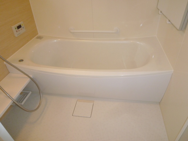 人工大理石仕様のクレイドル浴槽でゆったりと入浴できます。<br />
バス水栓もなくなり、スッキリしています。